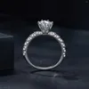 Clusterringen 1.0ct Mosanite Ring Dames D Color VVS1 Ex Round Cut 925 Sterling Silver Elegant Pattern Engagement Bruiloftsieraden