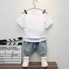 Ensembles de vêtements d'été Nouveaux bébés garçons T-shirt sport de dessin animé + shorts en jean déchiré pour les vêtements pour enfants