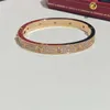 Designer Caritraes Bracelet Fashion Luxury High Version Love Love Wide et étroite V Gold Fifth Generation Feme Full Sky Star 18K Rose Male Couple