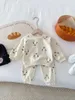 衣料品セット2024春の赤ちゃん長袖カジュアルスウェットシャツパンツ2PCSジムスーツかわいいベアプリント幼児少年服セット幼児服