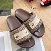 15A Designer Slippers Femmes Slippers Slides Pool Pool Oreiller Sandalman Beach Slippers Mid Heel High Fashion Canvas Luxury Lettre de lettre