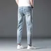 Jeans pour hommes jeans ultra minces jeans à ajustement serré avec élasticité ultrathin adaptée au printemps 2024 Vêtements de rue pantalon de cheville en jean en denim pantalon ciel bleu denim ks