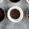 Theekopjes zwarte koffieboon wegen kopje nauwkeurig meten niet -slipbasis