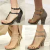 Femme Designer Stone Pattern Sallowed-out Chunky Round Toe Toe T-Buckle Decorative Sandales à talons hauts de 90 mm