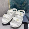 Kvinnors designer sandaler tofflor tofflor sandaler högkvalitativa tofflor kristall kalv läder casual skor quiltad plattform sommar komfort avslappnad strand avslappnad 35-40