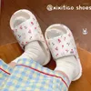 Slippers Mo Dou Women's Home in Bathroom Soft Non Slip Cheito queijo Urso de queijo para homens Luz à prova de odor aconchegante doce