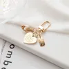 Keychains Lanyards Luxury Artificial Pearl Keychain Metal Peach Heart Pendant Keyring Women Fashion Headphone Case Charm Bag smycken Tillbehör