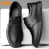 Chaussures en cuir Han Hong Mens authentique l'été creux Houeste respirant doux antidérapant papa décontracté 240417