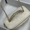 Mango de letras huecas Bag de maquillaje de diseñador para mujeres Hardware de metal de cuero de cuero Matelasse Caja de tocador de tocador Zipe Cosco de hombros