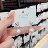 Pendientes de sementales 2024 Estilo Fresco Micro incrustaciones Hojas de perla Temperamento Corea Moda Aguja de plata para un regalo de niñas.