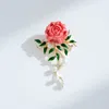 Spille eleganti temperamento peonia spionatta vintage perla leggera a spillo lussuoso fiore di fiore per la signora accessori Regali di decorazione