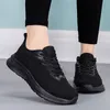 Spedizione gratuita Uomini da donna Scarpe da corsa a bassa pizzo morbido blu nero traspirato multinier sneakers sport gai