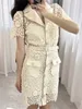 Självporträtt Summer Pure Color Panele Belted Lace Dress White Short Sleeve V-Neck Single-Breasted Casual Dresses G4A2315