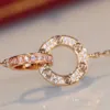 Роскошное дизайнер стерлингового серебряного колье с двойными кольцами и алмазным подвеской в ​​розовом золоте для женского платья.