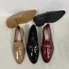 Sapatos casuais dedo do pé com potência para mulheres 2024 Filmes da moda British Style British Patent Leather Metal Chain Slip-On Ladies Soxers