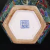 Vase Ingdezhen Qing Qianlongエナメル色の花と鳥の六角形のボトルとアンティーククラフトの磁器の家の家具アンティック