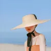 Summer Big Natural Straw Hats dla kobiet Handmand szerokie brzegi plażowe czapki eleganckie płaskie, długą wstążkę koronkową kapelusz słoneczny 240423