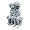 Decorazioni da giardino Happy Yami Home Accessori decorazioni Statue Boy Girl Banch Figurina Figura da esterno Resina per interni Bacia