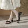 Chaussures décontractées Sangle de boucle sandales romaines 2024 Vente d'été des talons clairs pour femmes Suit Femelle Beige Gladiator Girls Comfort Block Ret