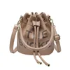 Lyxdesigner Miozj Bucket Bag Spring Ny personlig bokstav axelväska mode trend handhållna kvinnor enkla pu läder crossbody hink