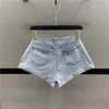 Short féminin Bouton de taille basse sexy Super short féminin Nouveau élastique slim a-mot jeans denim short ciel bleu y240425