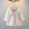 På våren småbarn flicka klänningar koreansk mode söt båge mesh pläd långärmad prinsessa barn klär baby kläder outfit bc464 240423