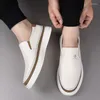 Chaussures décontractées en cuir conduisant des hommes entièrement-matchs glisser sur mâle extérieur confortable plate