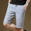 Shorts masculinos de camisa de bolso de cintura elástica e elástica da moda para homens 2023 Verão novo cor sólido de cor sólida coreana q240427