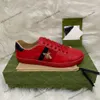 Män kvinnor sneaker casual skor toppkvalitet orm chaussures läder sneakers ace bi broderi ränder sko promenad tränare skor aaa