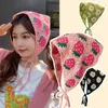 Bandanas Durag Koreaanse Daisy Flower Strawberry Handmade Hooked Hooked Triangle Hoofdband handdoek Heerband Haarzak Hoofdband 240426