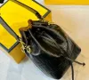 Högkvalitativ mini hinkväska topp lyxdesigner crossbody axelväskor handväska kvinnor mode läder handväskor grossist borttagbara axlar rem