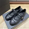 Toppkvalitet rundtå Mary Jane Flat Ballet Flat Shoes Rem Buckla läder Loafers Womens läder yttersula lyxdesigner klänningskor svart vit med låda