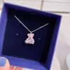 Designer Swarovskis Schmuck mit Swarovski -Elementen Die flinke kleine Bären Halskette besteht aus rosa Diamanten Milch weiße Anhänger und das schlagende Herz ein Teddybär