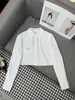 女性用ブラウスシャツデザイナーChaopai 2024早春に新しいポケットホットダイヤモンドロゴデコレーション高品質ファッション用途短い白いシャツトップES01