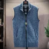 Vêtes pour hommes à collier haute zipper Business Viette zip-up sans manche en tricot bleu.