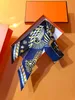 Letras de diseñador Impresión de la diadema de banda de seda de seda para mujeres Bañas de mango de mango largo H Bufandas Paris Libra de hombro Cabeza de cinta envoltura seda H 10A 90*90cm