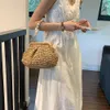 여름 디자이너 해변 핸드백 호보 체인 크로스 바디 가방 패션 패션 여성 밀짚 가방 석재 체인 작은 버킷 가방 240420
