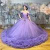 ラベンダーの光沢のあるQuinceaneraドレスオフショルダーコルセットボールガウンアップリケレースビーズTull Tiered Sweet 16 Vestidos de 15 Anos