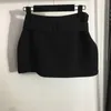 مصمم التنانير 2024 Summer Nanyou New Frasnable and Minimalist Portrait Hardware Decoration Belt Short Skirt F5I1