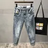 Erkekler Kot Tasarımcı Işık Lüks İşlemeli Kotlar Erkek İlkbahar/Yaz Yeni Modeli Marka Çizilmiş Elastik Ayak Pantolonu Çok Çok İnce Fit Kırpılmış Pantolon
