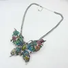 Kolorowy naszyjnik z kwiatem motyla z antyczną biżuterią w starym stylu lekki luksusowy design sens antyczny naszyjnik