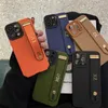 携帯電話のケースパーソナライズゴールドシルバーの初期文字革のpuリストバンドケースiphone 14 11 12 13 pro max xs max xr x贅沢なソフトカバーJ240426