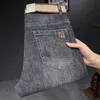Jeans masculin nouveau créateur de pantalons de mode pour hommes luxury décontracté slim au printemps automne brodé crayon denim crayon lavé Q240427