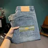 Męskie dżinsy nowe dżinsy męskie Długość kostki Modne haftowane kieszenie Wydrukowane odzież luźna ulica dżinsowa Q240427