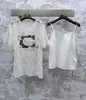 Kvinnors t-shirtdesigner 2024 Spetsuppsättning 3D ihålig broderi blomma söt och kryddig bröstbokstav tryck fashionabla hängande band inre foder MSSA