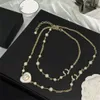 女性パールペンダントネックレスシャネルズ秋と冬の真珠のセーターチェーンゴールドロングチョーカージュエリーデザイナー最高品質の高級CCLIES 384