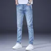 Jeans masculin printemps / été nouveau jeans masculin jeans slim fit petit pied édition tendance des grands jeans élastiques bleu clair des hommes et pantalons