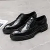 Kleiderschuhe Modelmen mit spitzen europäischen Lackleder schaffen Plattformatmosphäre