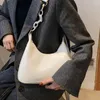 ショルダーバッグファッションテクスチャーハーフムーンパテントレザーアームピット韓国のシンプルなクロスボディバッグアンダーアーム財布アクリルチェーンハンドバッグ