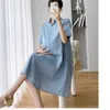 Robes de maternité Vêtements pour femmes enceintes Robe de longueur moyenne d'été Version coréenne lâche et à la mode veste revers à jupe courte Q240427